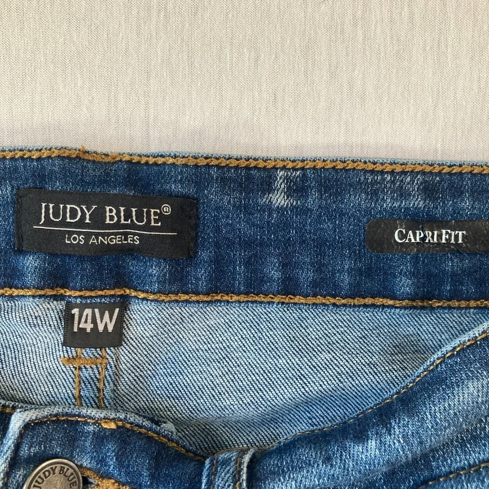 Judy Blue Women 14W Capri Fit Jeans Distressed Medium Wash 20